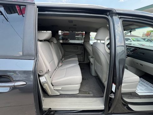 Used 2016 Kia Sedona LX w/ Option Group 020 FWD image 9