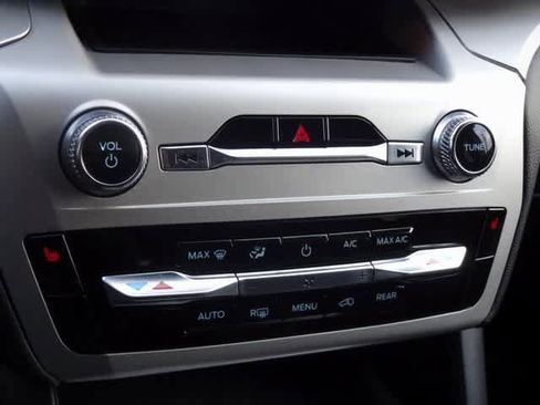 Used 2022 Ford Explorer XLT image 28