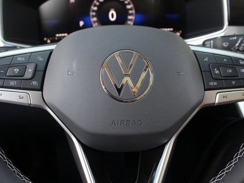 Used 2025 Volkswagen Taos SE image 18