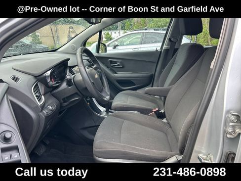 Used 2020 Chevrolet Trax LS AWD/4WD image 14