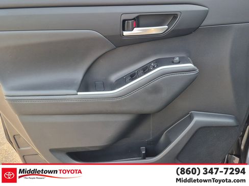 Certified 2024 Toyota Highlander XLE AWD/4WD image 10