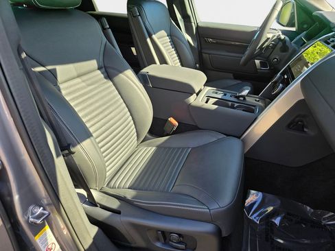 Certified 2025 Land Rover Discovery S AWD/4WD image 10