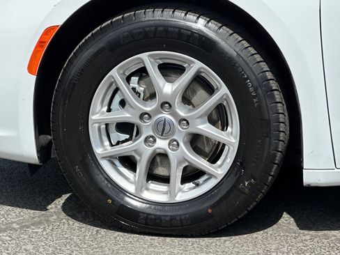 Used 2023 Chrysler Pacifica Touring-L FWD image 26