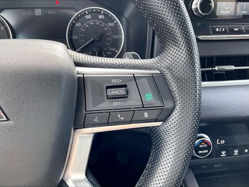 Used 2024 Mitsubishi Outlander SE image 25