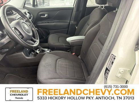 Used 2017 Jeep Renegade Altitude FWD image 22