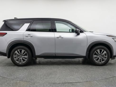 Used 2025 Nissan Pathfinder SV image 11