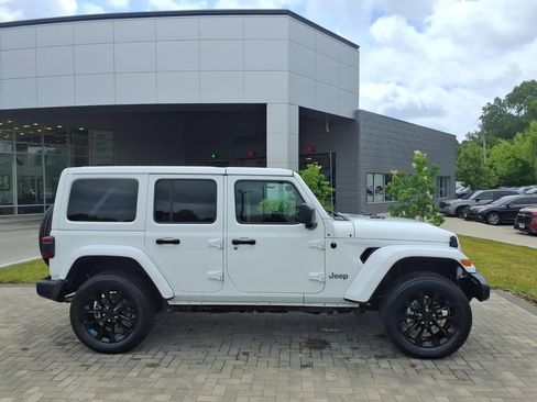 Used 2022 Jeep Wrangler Unlimited Sahara w/ Cold Weather Group AWD/4WD image 9