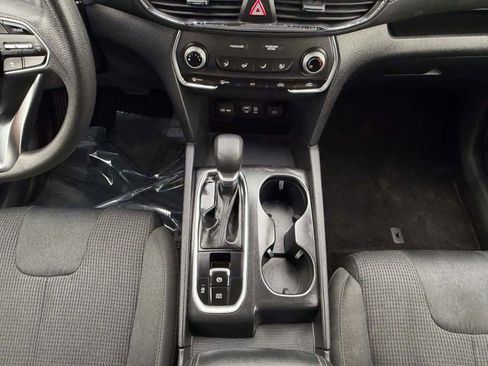 Used 2019 Hyundai Santa Fe SE image 9