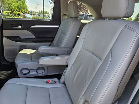 Used 2019 Toyota Highlander XLE AWD/4WD image 23