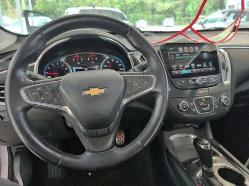 Used 2017 Chevrolet Malibu LT FWD image 12