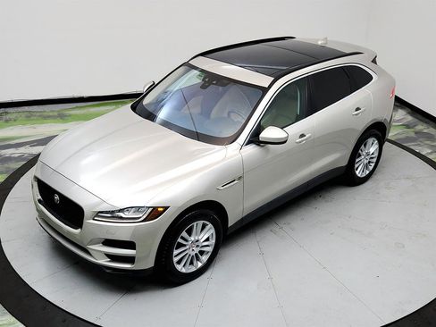 Used 2017 Jaguar F-PACE Prestige image 34