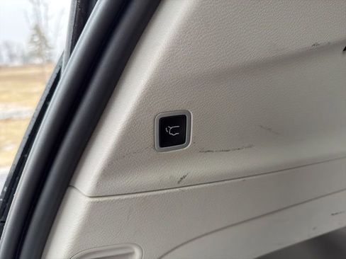 Used 2024 Chrysler Pacifica Touring-L image 8