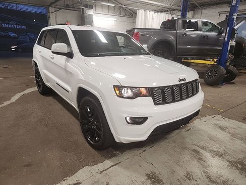 Used 2020 Jeep Grand Cherokee Altitude image 2