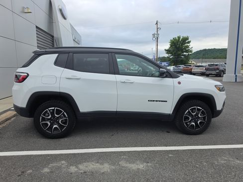 Used 2025 Jeep Compass Trailhawk w/ Trailhawk Convenience Group AWD/4WD image 2