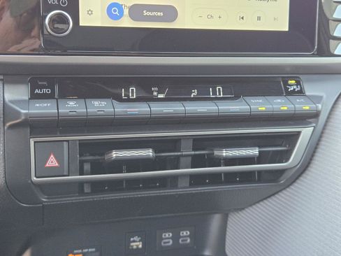 Used 2025 Toyota Camry SE w/ Convenience Package FWD image 11