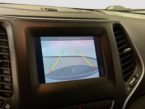 Used 2019 Jeep Cherokee Latitude Plus AWD/4WD image 23