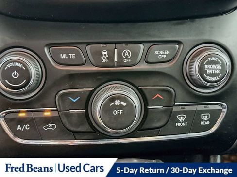Used 2019 Jeep Cherokee Latitude Plus w/ Cold Weather Group AWD/4WD image 21