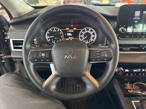 Used 2023 Mitsubishi Outlander SE image 9