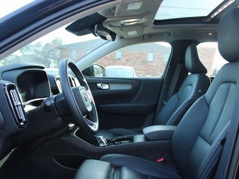 Used 2025 Volvo XC40 B5 Core image 13