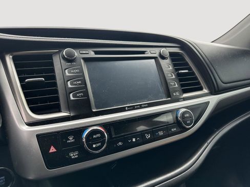 Used 2019 Toyota Highlander SE image 12