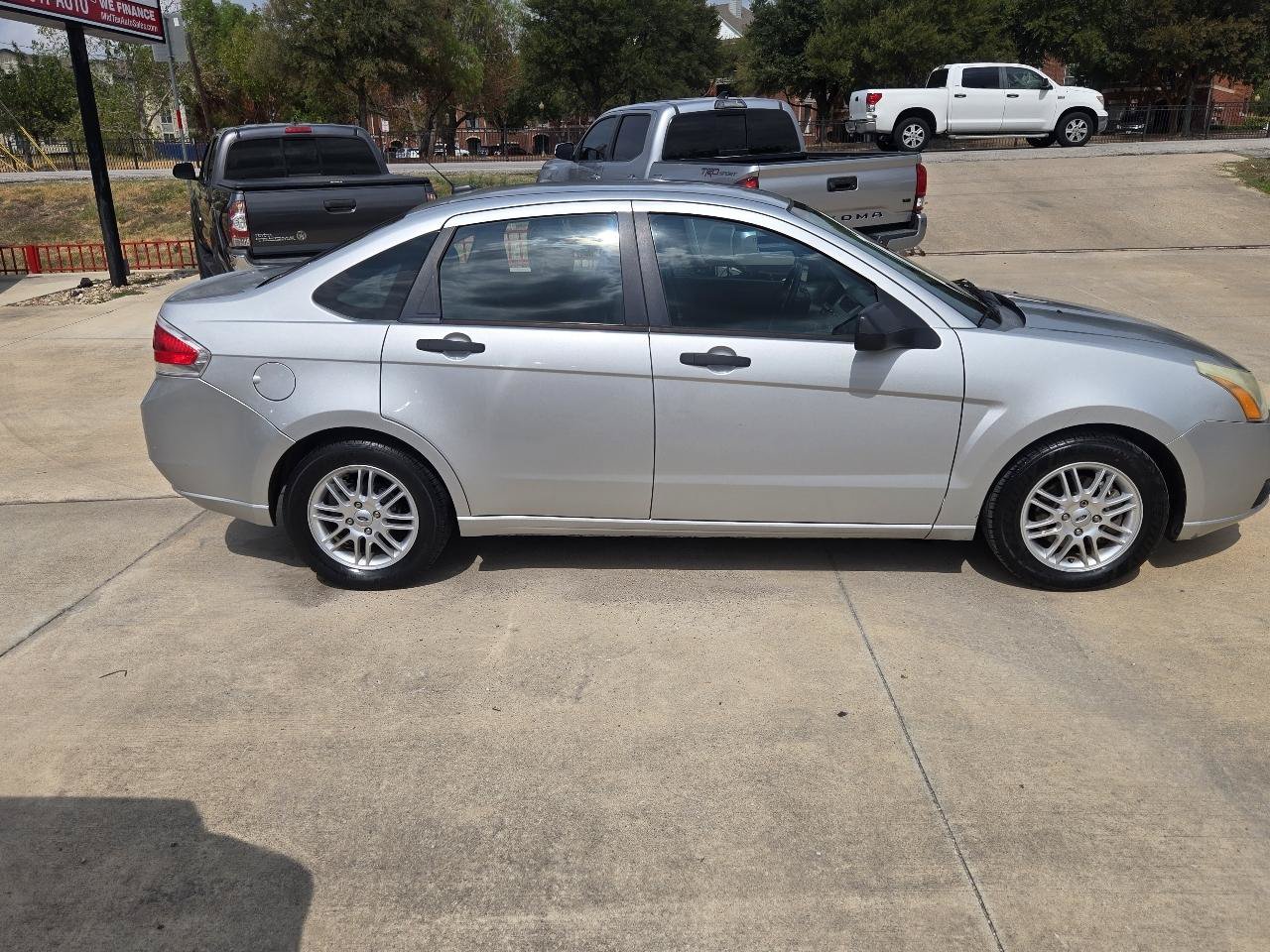 Used 2009 Ford Focus SE FWD image 5