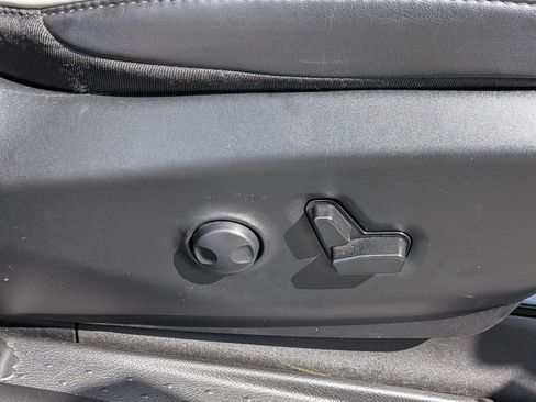 Used 2025 Chrysler Pacifica Limited FWD image 38