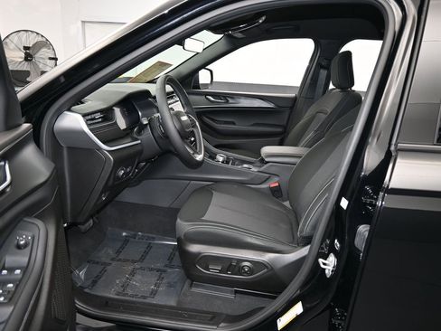 Used 2025 Jeep Grand Cherokee Laredo image 11