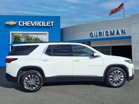 Used 2022 Chevrolet Traverse LT image 2