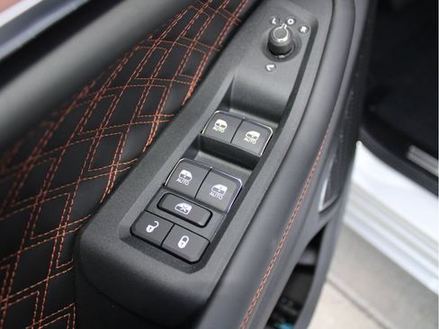 New 2025 Jeep Grand Cherokee Summit image 10