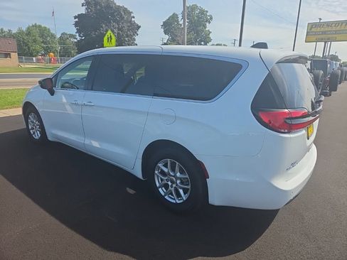 Used 2024 Chrysler Pacifica Touring-L FWD image 2