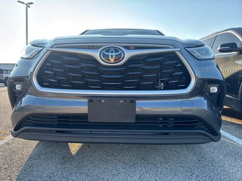 Used 2021 Toyota Highlander LE FWD image 2