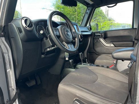 Used 2018 Jeep Wrangler Unlimited Sahara AWD/4WD image 10