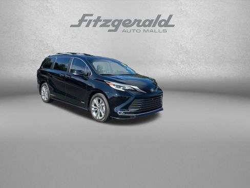 Used 2021 Toyota Sienna Platinum FWD image 1