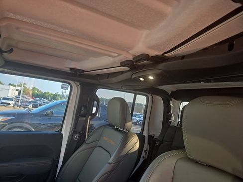 Used 2025 Jeep Gladiator Mojave w/ Convenience Group AWD/4WD image 14