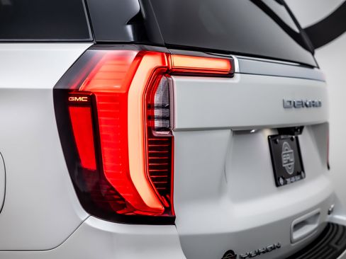 Used 2025 GMC Yukon Denali w/ Denali Reserve Package image 12