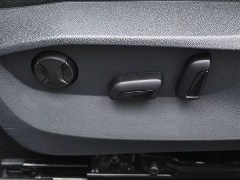 Used 2025 Volkswagen Taos SE w/ Panoramic Sunroof Package image 10