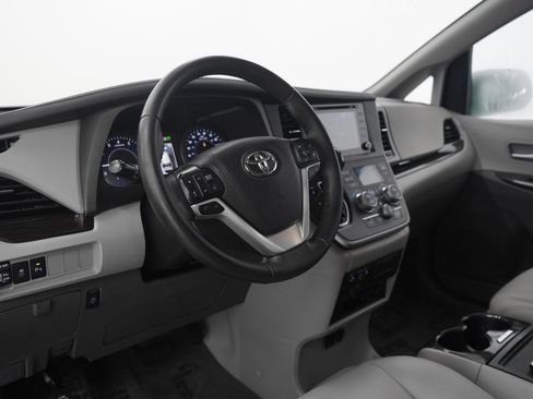 Used 2020 Toyota Sienna XLE Premium w/ Carpet Mat Package FWD image 26