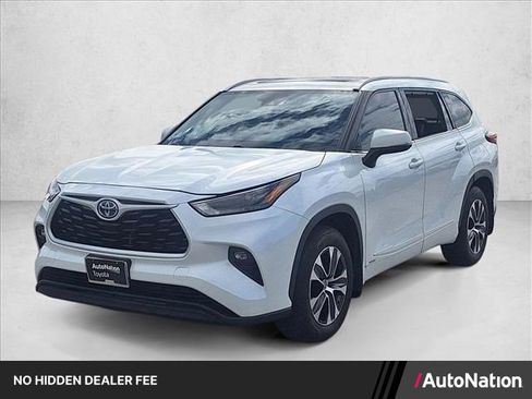 Used 2022 Toyota Highlander XLE AWD/4WD image 1