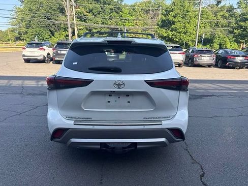 Used 2024 Toyota Highlander Platinum AWD/4WD image 6