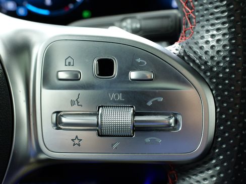 Used 2021 Mercedes-Benz GLB 250 4MATIC image 32