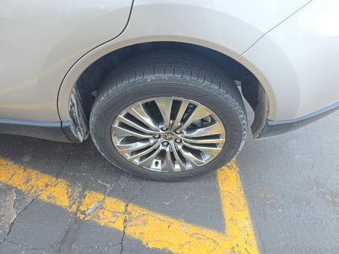 Used 2021 Toyota Venza XLE w/ Softex Package image 11