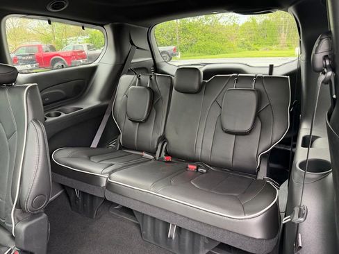 Used 2025 Chrysler Pacifica Limited FWD image 19