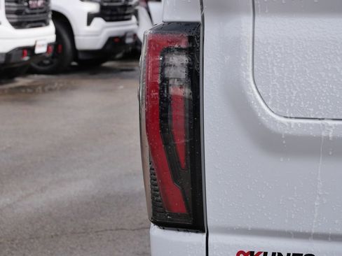 Used 2025 GMC Sierra 2500 AT4 image 9