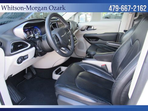 Used 2022 Chrysler Pacifica Touring-L image 21