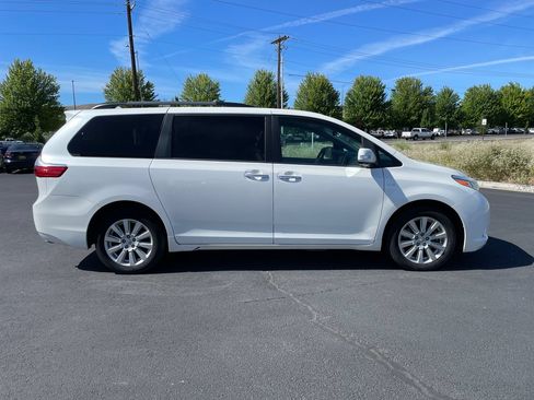 Used 2017 Toyota Sienna Limited Premium AWD/4WD image 10