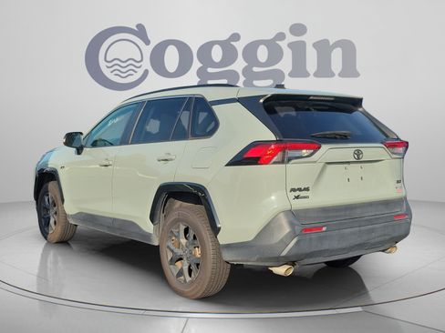 Used 2022 Toyota RAV4 XLE w/ Convenience Package FWD image 3