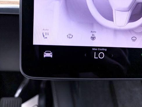 Used 2022 Tesla Model Y Long Range image 24