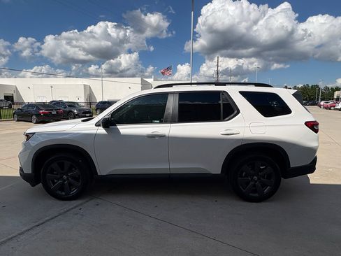 Certified 2025 Honda Pilot Sport image 5