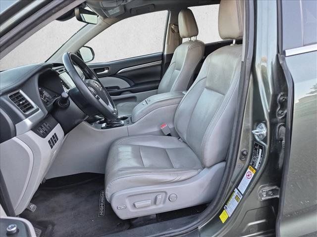 Used 2017 Toyota Highlander Limited w/ Carpet Mat Package AWD/4WD image 14
