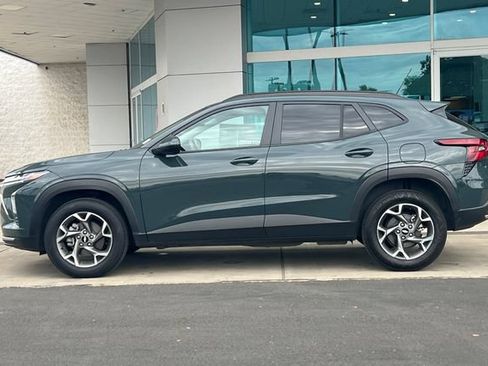 Used 2025 Chevrolet Trax LT FWD image 7